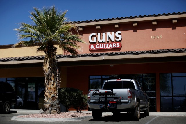 La tienda Guns & Guitars en Mesquite, Estados Unidos, de la que era cliente Stephen Paddock, el hombre que disparó sobre una multitud el domingo. 3 de octubre de 2017. REUTERS/Chris Wattie