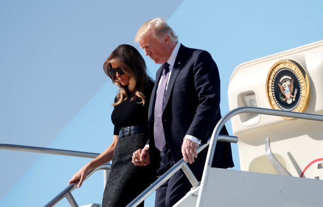 El presidente de EEUU, Donald Trump, junto a su esposa Melania Trump. REUTERS/Kevin Lamarque
