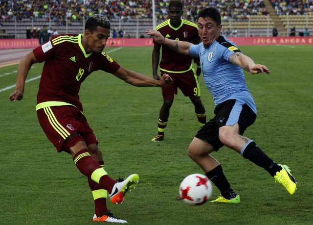 Venezuela vs Uruguay por las eliminatorias sudamericanas rumbo a Rusia 2018. REUTERS/Carlos Eduardo Ramirez