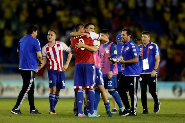 Jugadores de Paraguay celebran tras ganarle, de último momento, a la selección colombiana. REUTERS/Jaime Saldarriaga