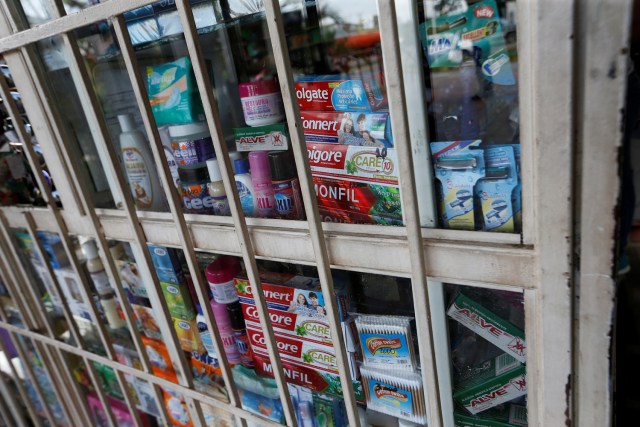 Una caja de pasta de dientes Colgate se ve entre otras cajas exhibidas en un quiosco en las afueras de Valencia, Venezuela, 16 de agosto de 2017. Foto tomada el 16 de agosto de 2017. REUTERS / Andres Martinez Casares
