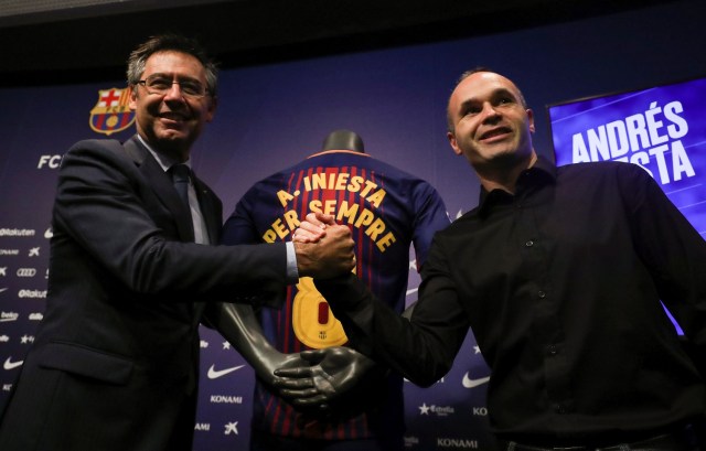 FC Barcelona captain Andres Iniesta shakes hands with FC Barcelona's President Josep Maria Bartomeu after announcing the agreement of a contract for life with FC Barcelona, in Barcelona, Spain, October 6, 2017.  REUTERS/Albert Gea