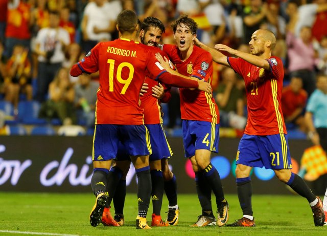 El español Isco celebra con sus compañeros de selección tras anotar un gol. REUTERS/Heino Kalis