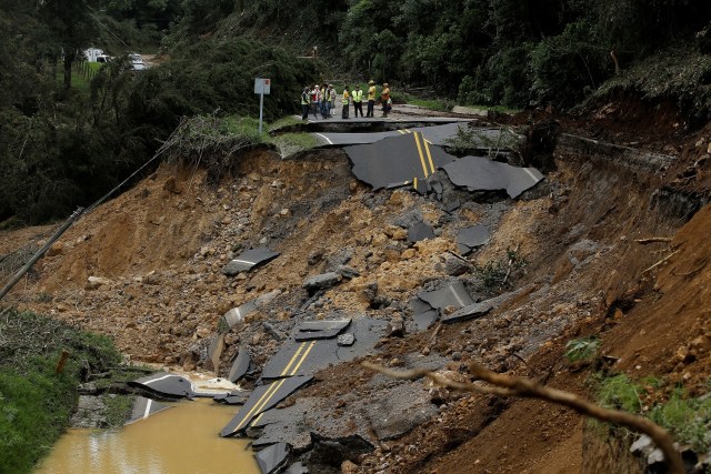 Una carretera destruida en Costa Rica tras el paso de la tormenta Nate. REUTERS/Juan Carlos Ulate TPX IMAGES OF THE DAY