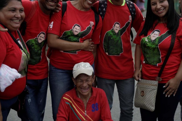 Supporters of the ruling Socialist Party's candidate for Barinas state Argenis Chavez wear t-shirts with a picture of his brother, the late President of Venezuela Hugo Chavez, during a campaign event on the outskirts of Barinas, Venezuela, October 2, 2017. Picture taken on October 2, 2017. REUTERS/Ricardo Moraes