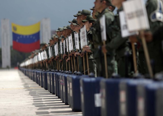 Venezuela's soldiers stand with cases of voting materials during a ceremony ahead of the regional elections which will be held on October 15, in Caracas, Venezuela, October 9, 2017.  REUTERS/Ricardo Moraes