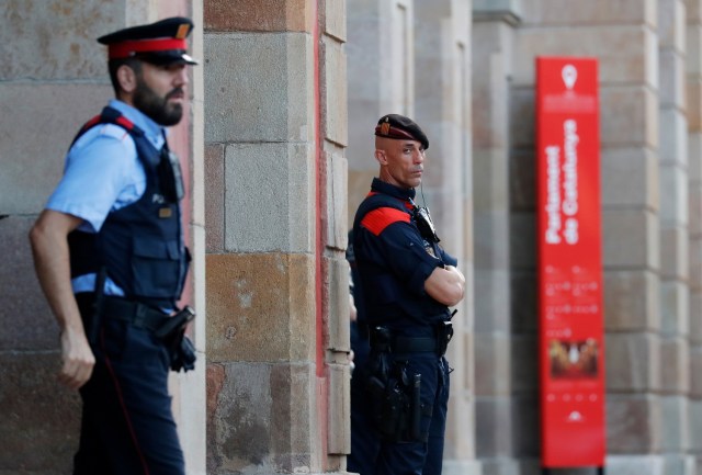 Los oficiales de la policía regional de Cataluña, Mossos D'esquadra, se encuentran fuera de la asamblea regional en Barcelona, España, 10 de octubre de 2017. REUTERS / Gonzalo Fuentes