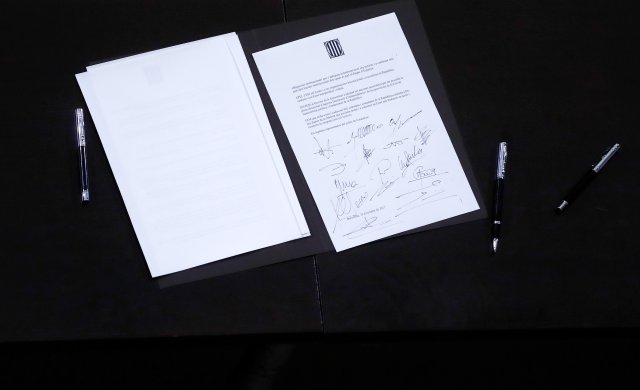 Una declaración de independencia es vista después de que fue firmada por los miembros del Gobierno regional catalán en el Parlamento regional catalán en Barcelona, España, 10 de octubre de 2017. REUTERS / Juan Medina