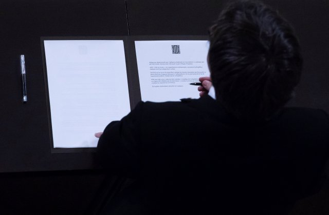 El presidente catalán, Carles Puigdemont, firma una declaración de independencia en el Parlamento regional catalán en Barcelona, España, 10 de octubre de 2017. REUTERS / Juan Medina