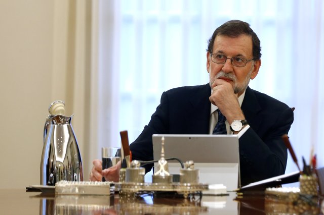 El Primer Ministro español Mariano Rajoy asiste a una reunión de gabinete en el Palacio de la Moncloa en Madrid, el 11 de octubre de 2017. Folleto de Moncloa a través de REUTERS