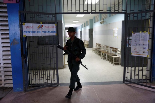 Venezuela's security forces guard a polling station during a nationwide election for new governors in Caracas, Venezuela, October 15, 2017. REUTERS/Carlos Garcia Rawlins