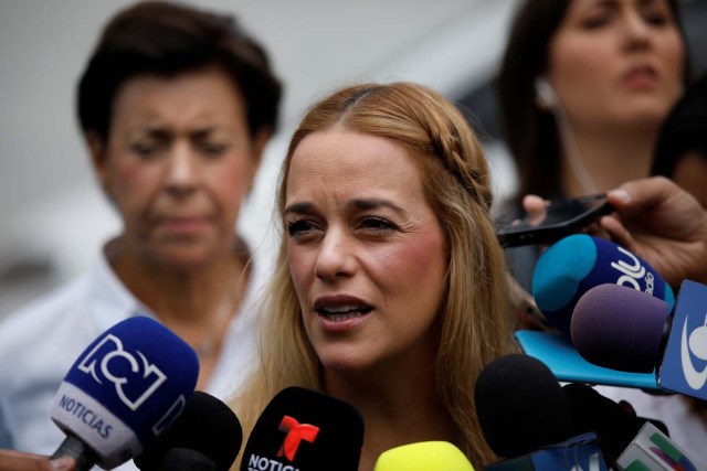 Lilian Tintori, wife of opposition leader Leopoldo Lopez, makes declarations to the media after casting her vote during a nationwide election for new governors in Caracas, Venezuela, October 15, 2017. REUTERS/Carlos Garcia Rawlins