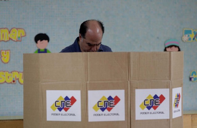 Julio Borges, president of the National Assembly and lawmaker of the Venezuelan coalition of opposition parties (MUD), casts his vote in a polling station during a nationwide election for new governors in Caracas, Venezuela, October 15, 2017. REUTERS/Ricardo Moraes