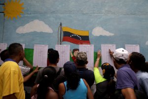 Venezolanos votaron a ritmo lento en unas regionales marcadas por retrasos