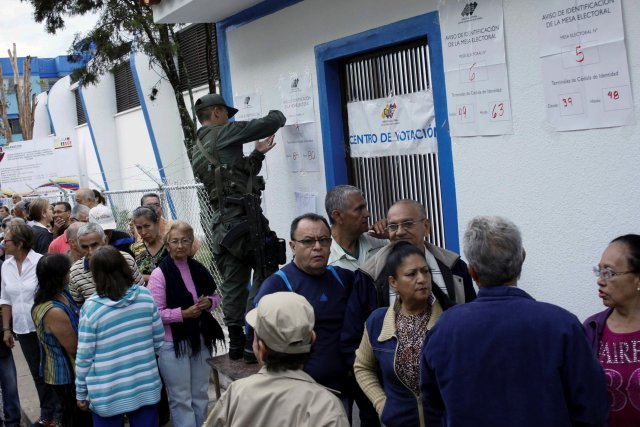 Venezolanos esperaban para ejercer su derecho al voto en un centro de San Cristóbal, estado Tàchira. REUTERS/Carlos Eduardo Ramirez