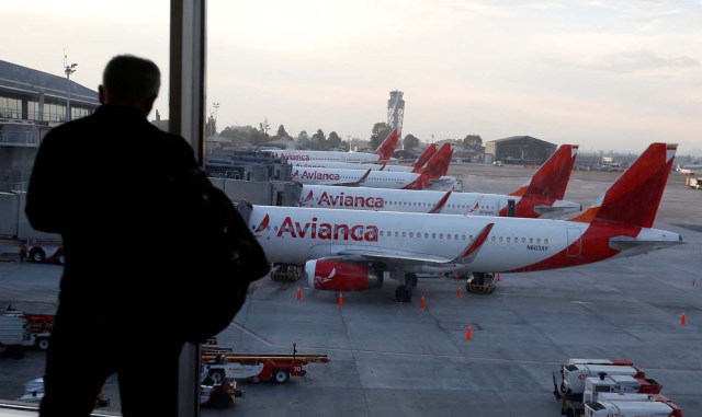 Un pasajero mira aviones detenidos en el aeropuerto de El Dorado de Bogotá, durante una huelga de pilotos de Avianca. Imagen de archivo. 26 de septiembre de 2017. REUTERS/Jaime Saldarriaga