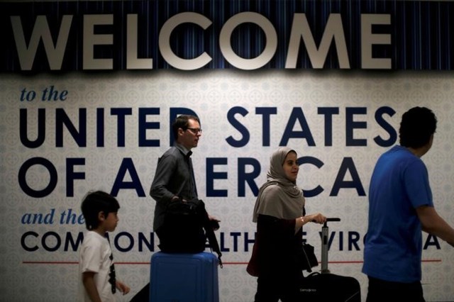 Foto de archivo: Pasajeros internacionales llegan al aeropuerto internacional Washington Dulles, en Dulles, Virginia, EEUU, 26 de junio de 2017. REUTERS/James Lawler Duggan/Files