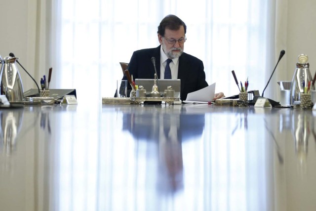 Spain's Prime Minister Mariano Rajoy heads a special cabinet meeting at the Moncloa Palace in Madrid, Spain, October 21, 2017. REUTERS/Juan Carlos Hidalgo/Pool