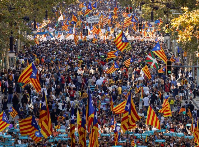 People wave Catalan separatist flags during a demonstration organised by Catalan pro-independence movements ANC (Catalan National Assembly) and Omnium Cutural, following the imprisonment of their two leaders Jordi Sanchez and Jordi Cuixart, in Barcelona, October 21, 2017. REUTERS/Gonzalo Fuentes