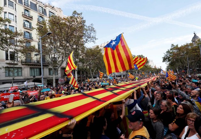 People wave separatist Catalan flags during a demonstration organised by Catalan pro-independence movements ANC (Catalan National Assembly) and Omnium Cutural, following the imprisonment of their two leaders Jordi Sanchez and Jordi Cuixart, in Barcelona, Spain October 21, 2017. REUTERS/Rafael Marchante