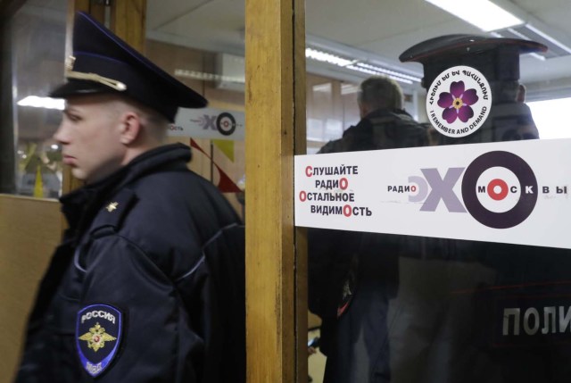 Policemen work inside the office of Russian radio station Ekho Moskvy, after an intruder attacked the station's anchor Tatyana Felgengauer in Moscow, Russia October 23, 2017. REUTERS/Tatyana Makeyeva
