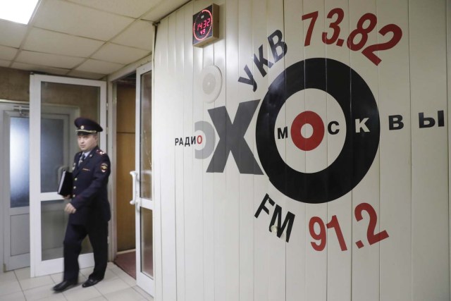An Interior Ministry officer walks inside the office of Russian radio station Ekho Moskvy, after an intruder attacked the station's anchor Tatyana Felgengauer in Moscow, Russia October 23, 2017. REUTERS/Tatyana Makeyeva