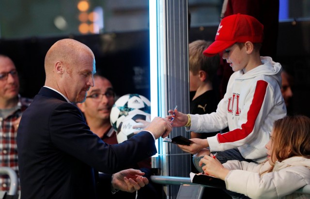 Soccer Football - The Best FIFA Football Awards - London Palladium, London, Britain - October 23, 2017 Burnley manager Sean Dyche signs his autograph for fans before the start of the awards Action Images via Reuters/John Sibley