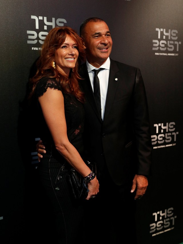 Soccer Football - The Best FIFA Football Awards - London Palladium, London, Britain - October 23, 2017 Netherlands assistant coach Ruud Gullit poses with his partner Karin de Rooij before the start of the awards Action Images via Reuters/John Sibley