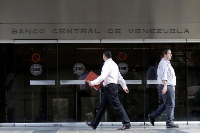 Imagen de archivo. Algunas personas caminan frente a la sede del Banco Central de Venezuela, Caracas, 22 de junio de 2017. REUTERS/Marco Bello