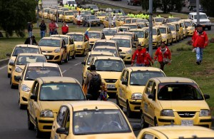 Miles de taxistas protestan en capital de Colombia contra Uber y Cabify