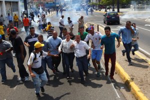 GNB reprimió en Maracaibo al gobernador Guanipa que exigía juramentación al Clez (FOTOS)