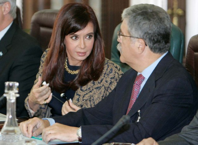 FILE PHOTO: Argentina's President Cristina Fernandez de Kirchner chats with Argentina's Planning Minister Julio De Vido during a news conference at the presidential palace in Algiers, Algeria November 17, 2008. REUTERS/Louafi Larbi/File Photo
