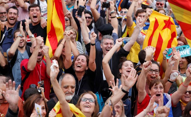 People celebrate after the Catalan regional parliament passes the vote of independence from Spain in Barcelona, Spain October 27, 2017. REUTERS/Yves Herman