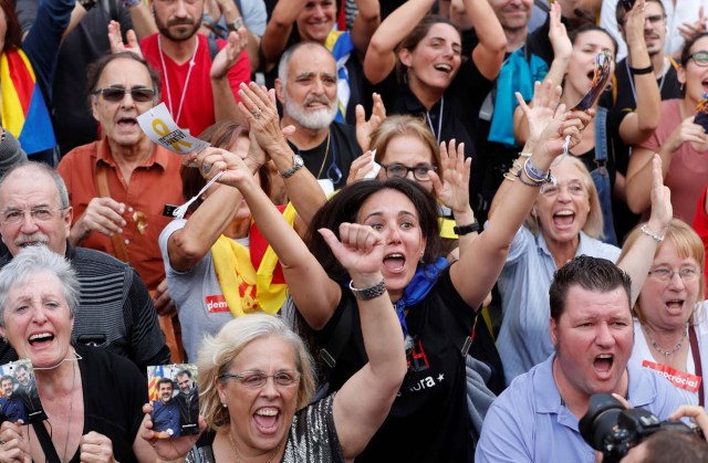 People react while the Catalan regional parliament votes for independence of Catalonia from Spain in Barcelona, Spain October 27, 2017. REUTERS/Yves Herman