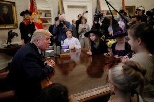 Halloween llegó a la Casa Blanca… Donald Trump reparte golosinas en la Oficina Oval (Fotos)