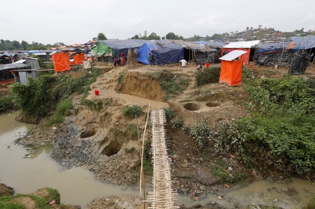 Los pozos poco profundos, excavados en la arena por refugiados Rohingya junto a un desagüe, se representan en el campamento de refugiados de Uchiprang cerca de Cox's Bazar, Bangladesh 29 de octubre de 2017. REUTERS / Adnan Abidi