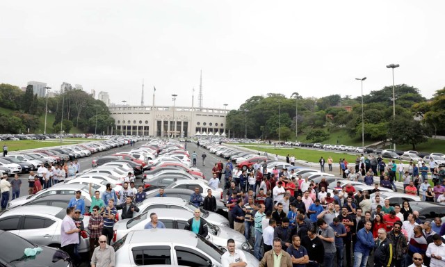 Uber drivers protest against a legislation threatening the company's business model that is to be voted in Brazil's national congress, in Sao Paulo, Brazil October 30, 2017. REUTERS/Paulo Whitaker