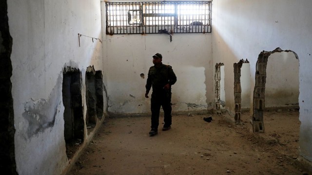 Un combatiente de las SDF inspecciona una cárcel del EI situada bajo el estadio de Raqa, Siria, 18 de octubre de 2017.