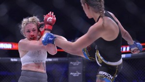 ¡Ouuchh!… Una luchadora desfiguró a otra con una poderosa patada en la cara (+video)