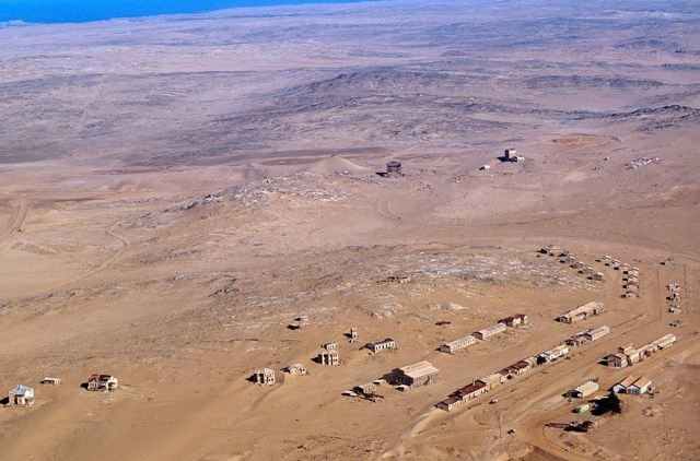 Kolmanskop, Namibia. Kolmanskop (o Kolmannskuppe, en alemán) es una pequeña ciudad minera fantasma alemana, abandonada a principios del siglo XX en pleno desierto del Namib.