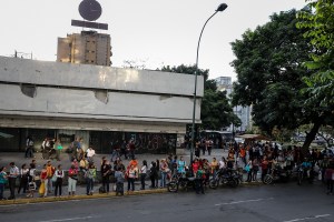 Trabajadores venezolanos luchan por sobrevivir entre míseros salarios e incontrolable hiperinflación