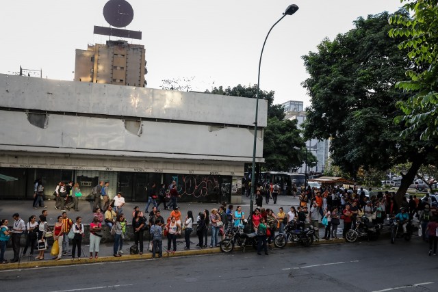 Fotografías del 10 de octubre del 2017, de decenas de personas que hacen fila para esperar un bus de transporte público en la ciudad de Caracas (Venezuela). Los altos costos de mantenimiento, la disminución de importación de repuestos, una galopante inflación y la escasez de efectivo tienen al sistema de transporte de Venezuela en jaque, mientras la población padece los efectos de esta crisis con un pasaje inestable y largos tiempos de espera para trasladarse. EFE/MIGUEL GUTIÉRREZ