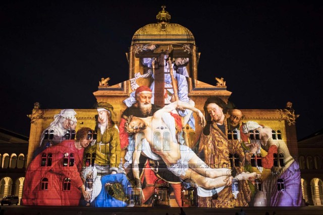 BERNA (SUIZA) 12/10/2017.- Vista del Parlamento Federal de Suiza iluminado con motivo del espectáculo de luz "Rendez-vous Bundesplatz", que se celebra cada noche del 13 al 25 de octubre, en Berna, Suiza, hoy 12 de octubre de 2017. EFE/Anthony Anex
