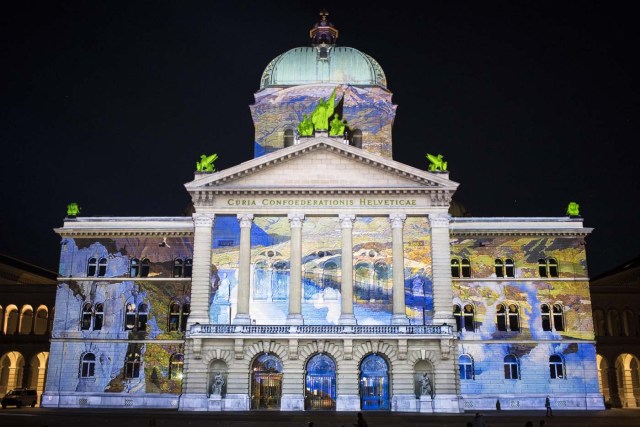 BER01. BERNA (SUIZA), 12/10/2017.- El espectáculo de luces 'Rendez-vous Bundesplatz' proyecta nuevas imágenes en la fachada de la casa parlamentaria federal suiza en Berna, Suiza, hoy, jueves 12 de octubre de 2017. Bajo el lema 'RESET', el espectáculo de luces se celebrará todas las noches en la plaza federal hasta el 25 de octubre. EFE/ANTHONY ANEX