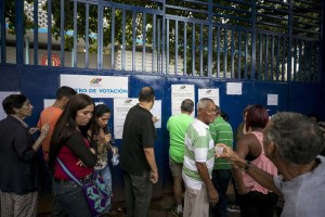 MUD denuncia operación morrocoy en algunos de los centros electorales