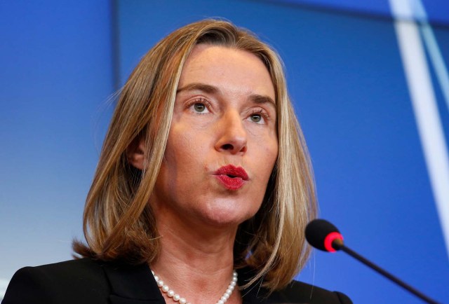 EPA135. LUXEMBURGO (LUXEMBURGO), 16/10/2017.- La jefa de la diplomacia europea, Federica Mogherini, ofrece una rueda de prensa durante el Consejo de Ministros de Exteriores de la Unión Europea celebrado en Luxemburgo hoy, 16 de octubre de 2017. Los ministros de Exteriores de la Unión Europea (UE) abordan hoy la crisis en Venezuela mientras se preparan sanciones selectivas por la represión en ese país, además de dar luz verde a nuevas medidas restrictivas autónomas contra Corea del Norte y mostrar su apoyo al acuerdo nuclear con Irán. EFE/ Julien Warnand