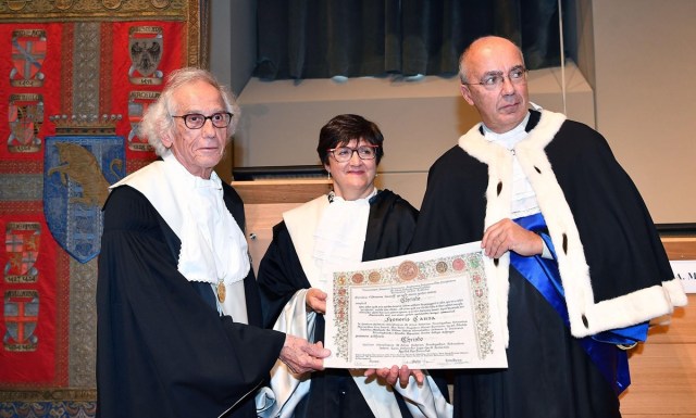 TRE08 TURÍN (ITALIA), 17/10/2017.- El artista búlgaro Christo Yavachev (i) recibide el Honoris Causa de manos del rector de la Universidad de Turín, Gianmaria Ajani (d), en Turín (Italia) hoy, 17 de octubre de 2017. El artista Christo y su esposa, la artista visual Jeanne-Claude Denat de Guillebon, fallecida en 2009, son autores de numerosas obras medioambientalistas muy valoradas por la crítica internacional. EFE/ALESSANDRO DI MARCO