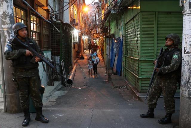 Una turista española falleció hoy, lunes 23 de octubre de 2017, por disparos de la policía después de saltarse un control próximo a la mayor favela de Río de Janeiro, donde se registran intensos tiroteos desde hace varias semanas, informaron fuentes oficiales. Foto: Archivo