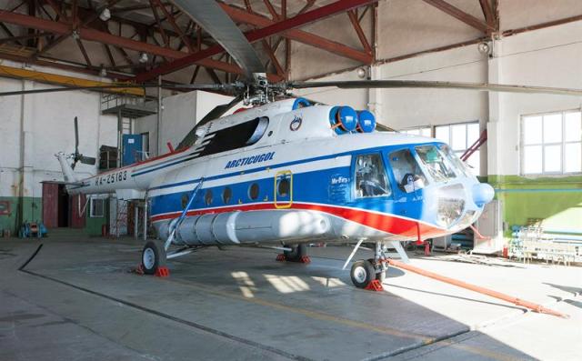 - Foto de archivo de un helicóptero ruso estacionado en su base, en Barentsburg (Noruega) el 5 de mayo de 2011. Un helicóptero ruso con ocho personas abordo se precipitó hoy, 26 de octubre de 2017, al mar junto al archipiélago noruego de Svalbard, en el Círculo Polar Ártico, informaron los servicios de rescate de este país escandinavo, que no dieron datos sobre el paradero de los ocupantes. EFE/ Birger Amundsen