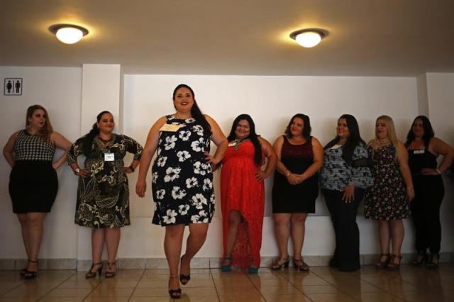 Mujeres participan en el evento Miss Plus Size Guatemala se alistan para salir a la pasarela el 22 de octubre de 2017, en Ciudad de Guatemala (Guatemala). Eternamente invisibles en el mundo de la moda por estar por encima de los estándares tradicionalmente impuestos, las mujeres guatemaltecas han decidido sumarse a la "belleza XL" desafiando el 90-60-90 para mostrar sus curvas y romper los estereotipos. EFE/Esteban Biba